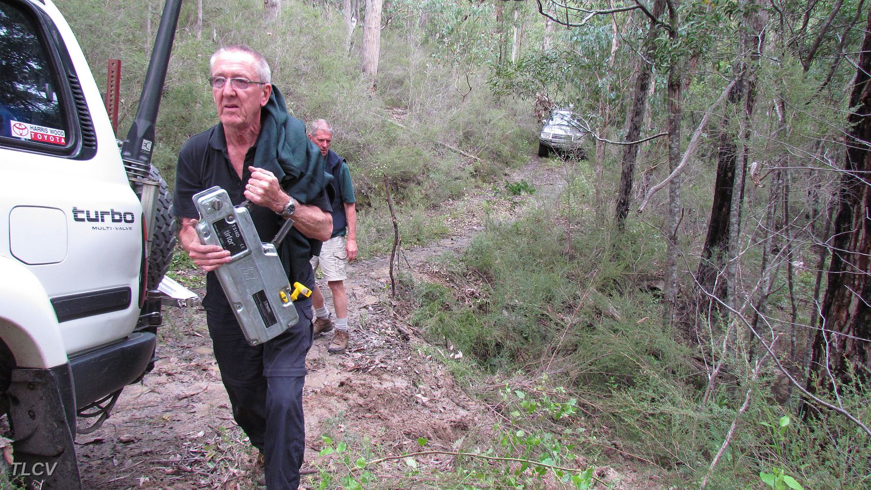 07-Duncan packs up the Tirfor after recovering Zebra.JPG